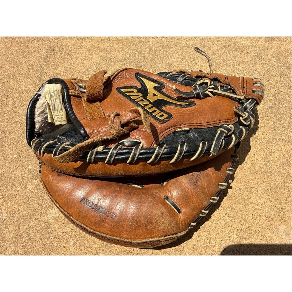 Mizuno GXC-104 Boys Catchers Mitt 31" Baseball Glove Right Hand Throw Broken In